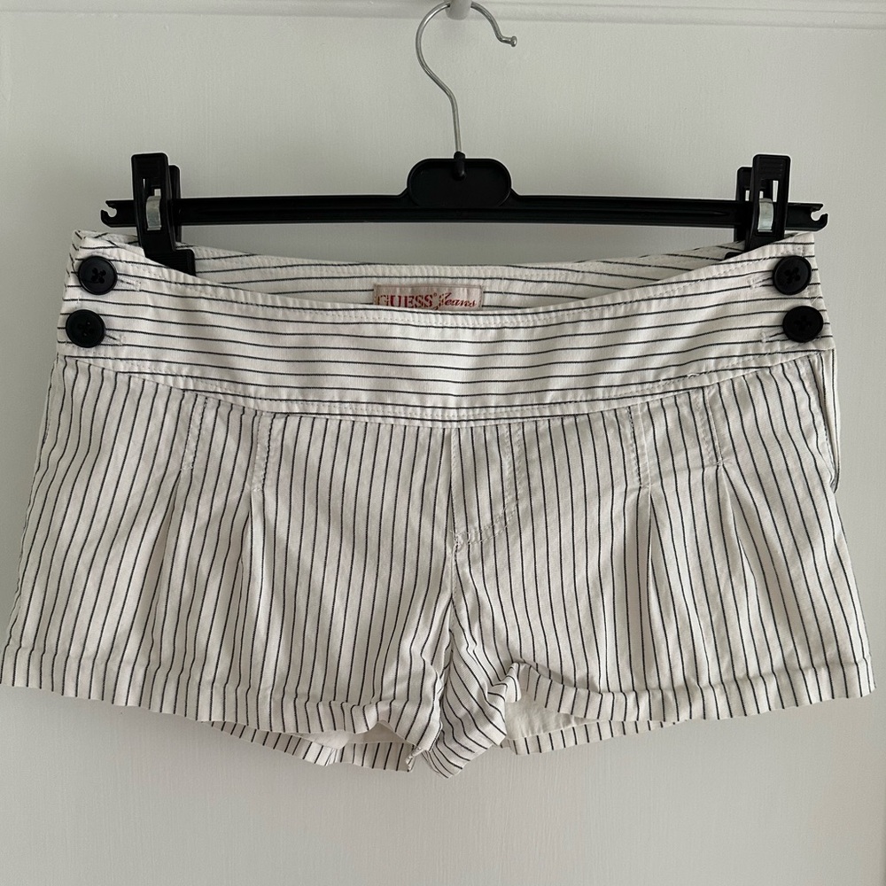 Pleaded white shorts with black stripes